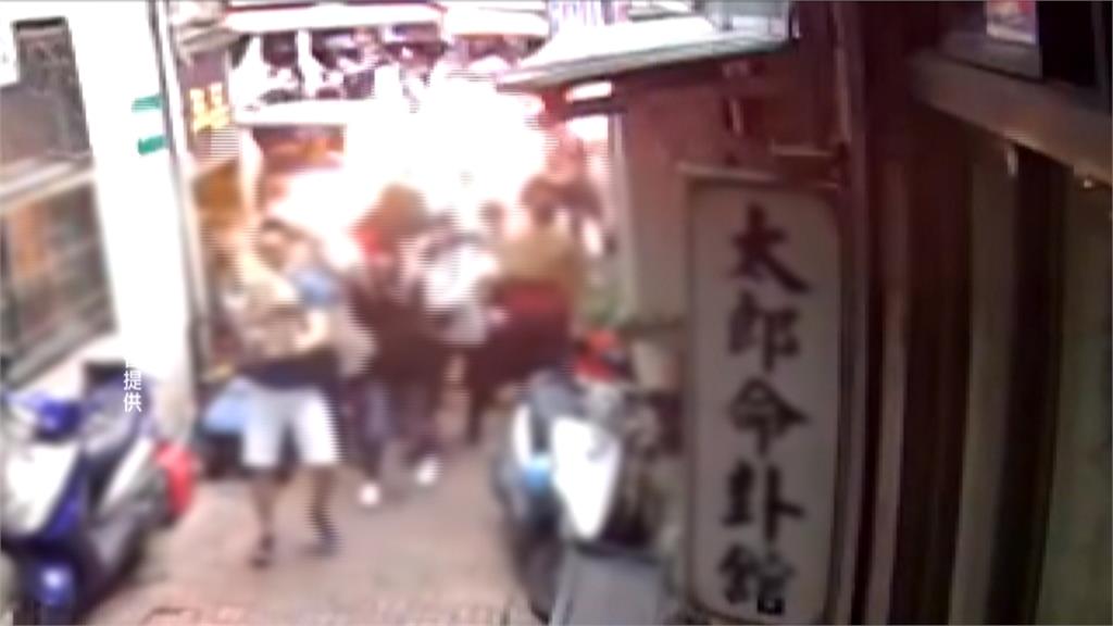 爆炸聲後火光四散！三峽祖師廟前豬血糕攤販氣爆 2人被燙傷