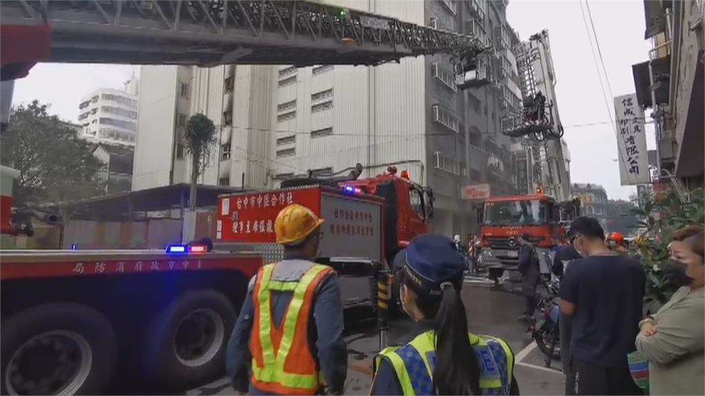 受困民眾墜樓　台中大樓大火已知2死4命危6傷
