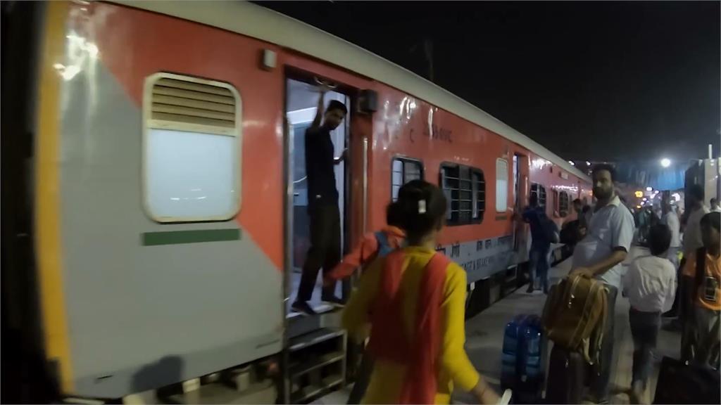 從窗口直接跳進車廂！台妞遊印度見在地人搭火車法　驚喊：超級危險