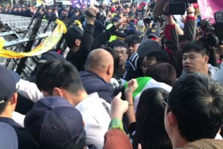 影／反勞基法修惡大遊行爆衝突 民眾意圖衝行政院