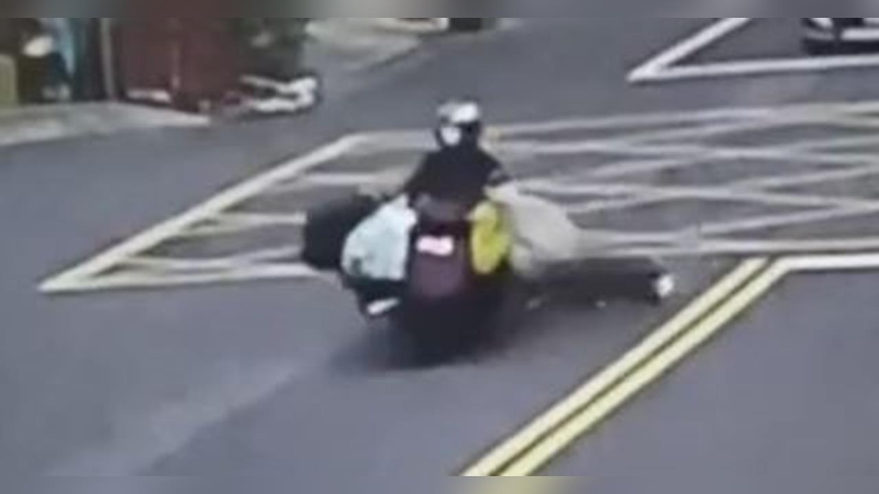 嚇到不敢靠近！　老婦騎車拖行廢棄床墊一路冒火花