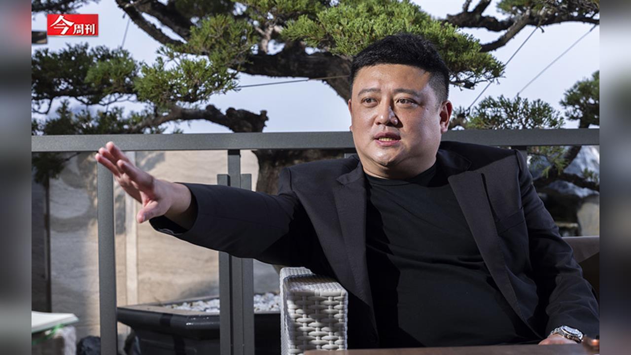 KTV南霸天享溫馨將掛牌上市！好膽衝好樂迪門口發傳單 二代靠「彎腰學」收服老員工