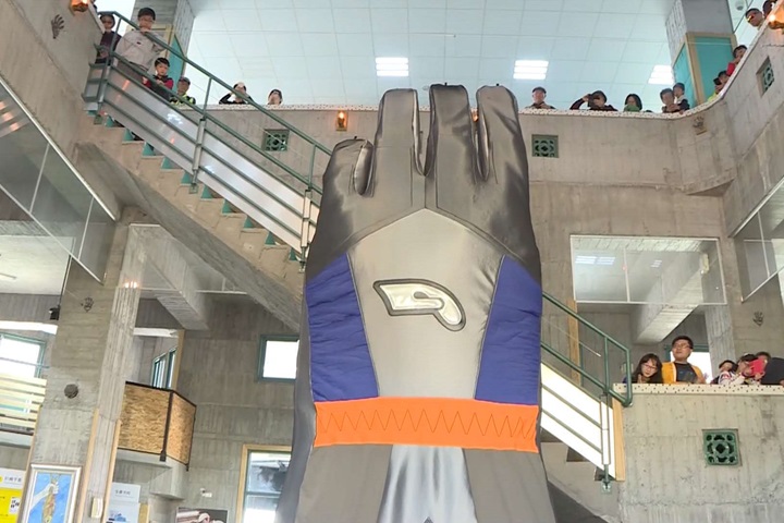 台灣手套博物館開幕 全球最大「5.8M手套」迎賓