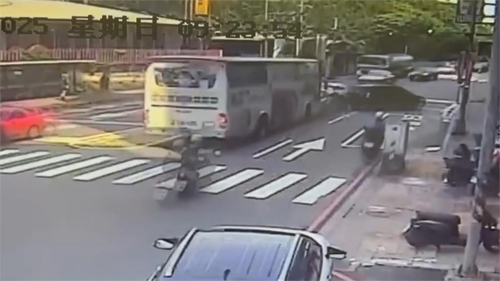 基隆國光客運撞3車！　「轎車成夾心凹陷」2人受傷送醫