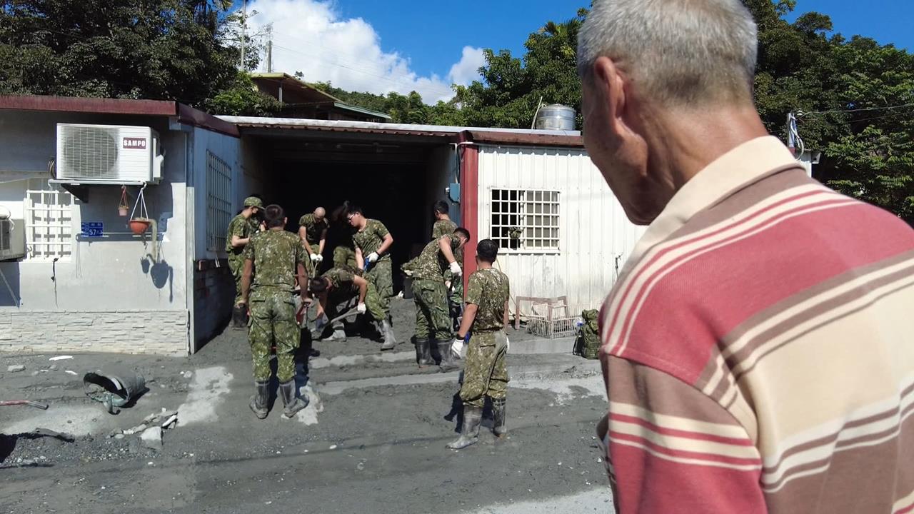 鳳凰颱風重創明利村！民宅內外堆滿石頭　鄉長：大型機具比較有用