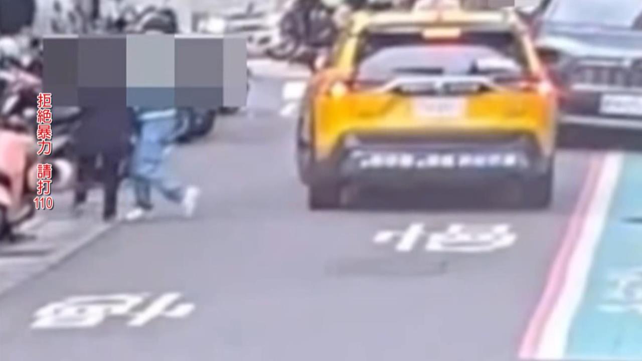 隨機攻擊？疑不滿家人違停爆口角　男失控揮拳波及路人