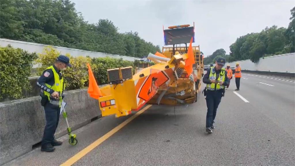 開啟自駕少了「這一步」？　轎車國道上直直撞上緩撞車