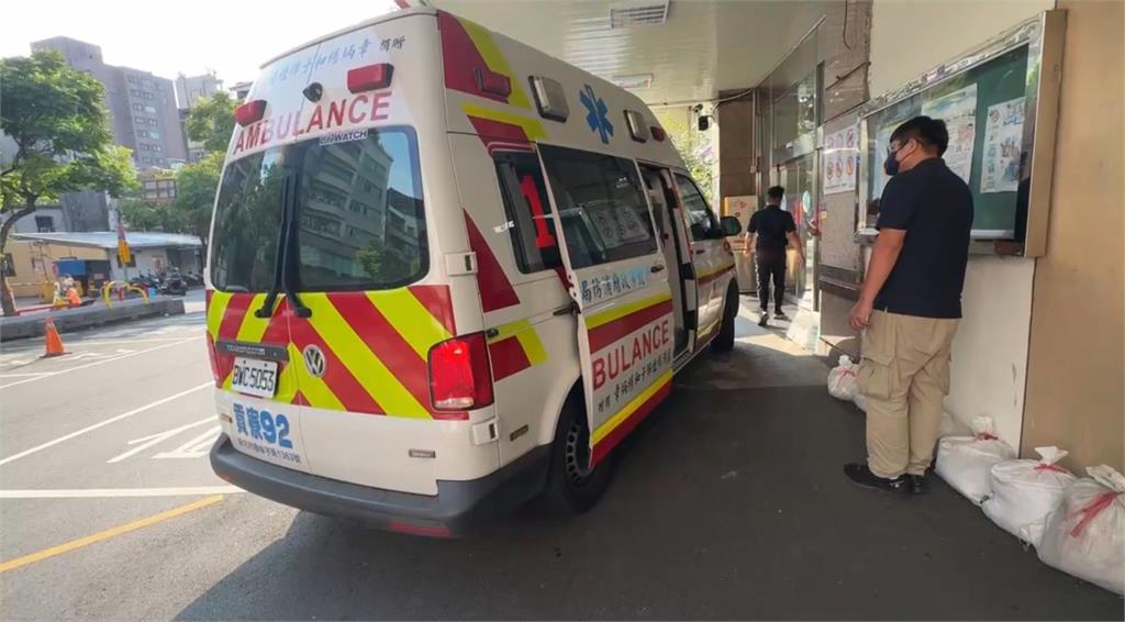 快新聞／台2線自小客閃避道路施工不慎自撞護欄　4人送醫觀察中