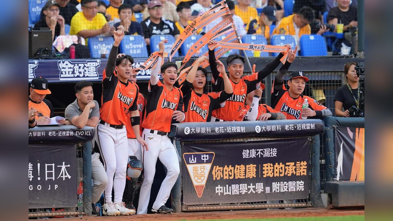 統一獅隊4局下反攻。(圖/統一獅提供)