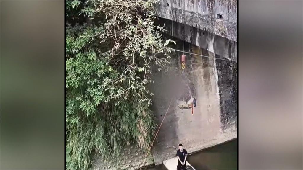 台3線三灣段皮卡擦撞機車 騎士飛墜9米深溪床
