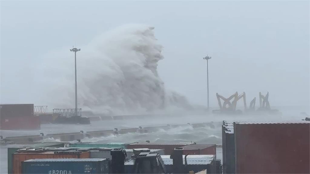 狂風暴雨！大片屋頂空中飛　金門總兵署百年老樹被吹斷