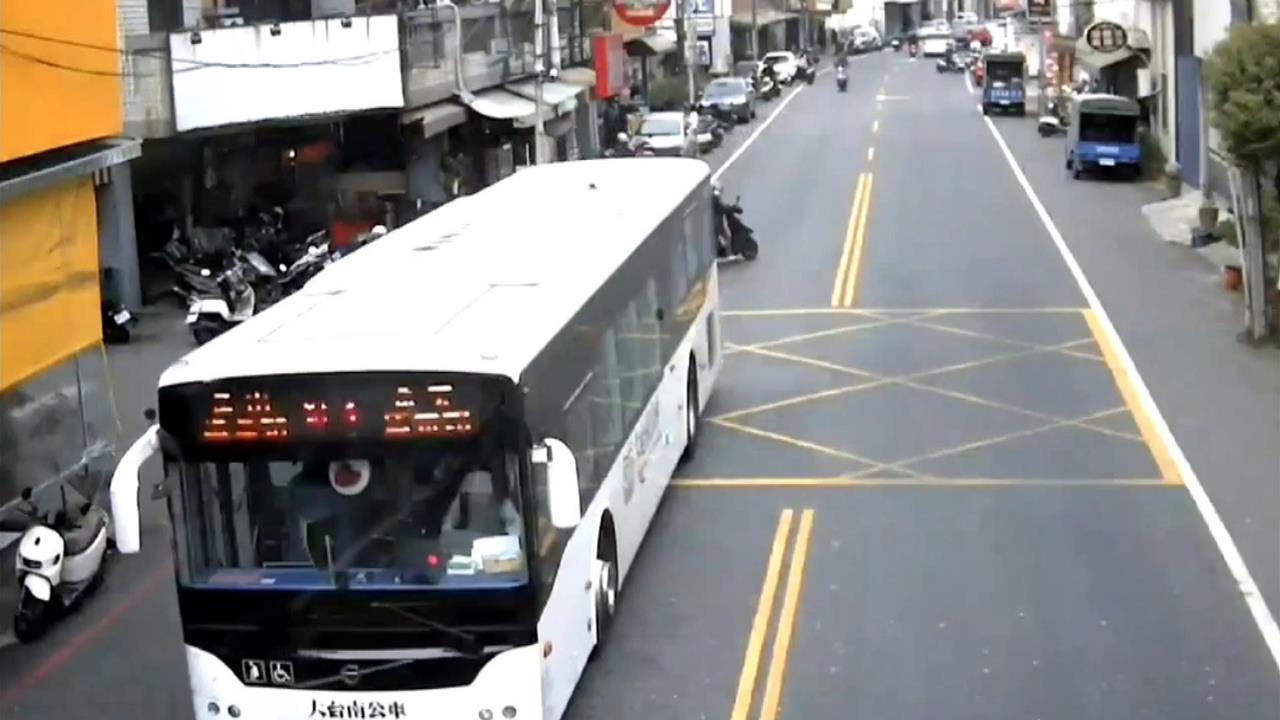 疑未注意號誌! 公車路口追撞"6車連環撞"釀3傷