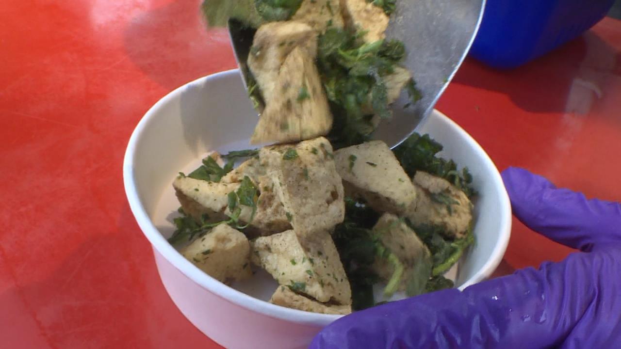 彰化埤頭起源一口酥臭豆腐！　三角造型外酥內嫩