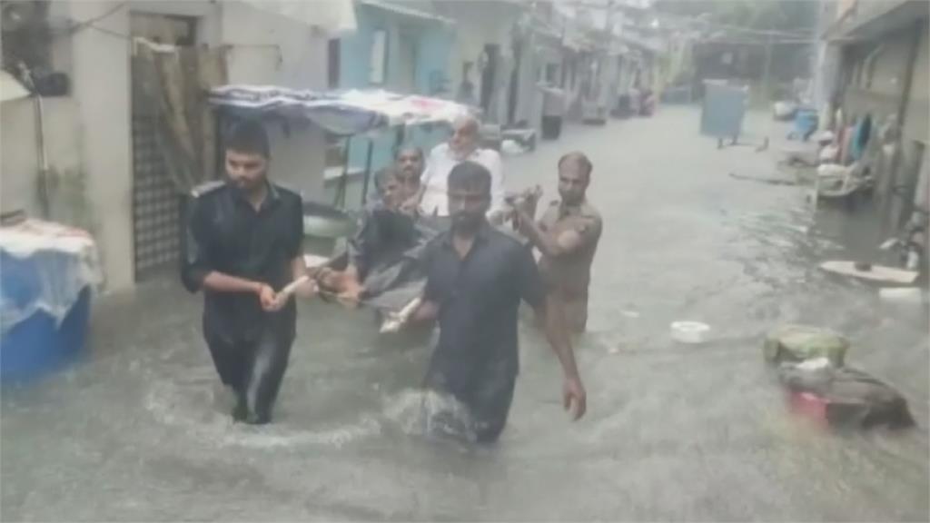 印度大洪水！民宅、馬路遭淹沒　釀3死5失蹤