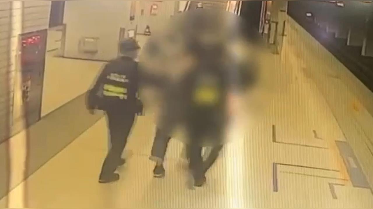 快新聞/通勤族嚇壞!男搭台鐵突情緒不穩「揚言動手」 警到場「請下車」
