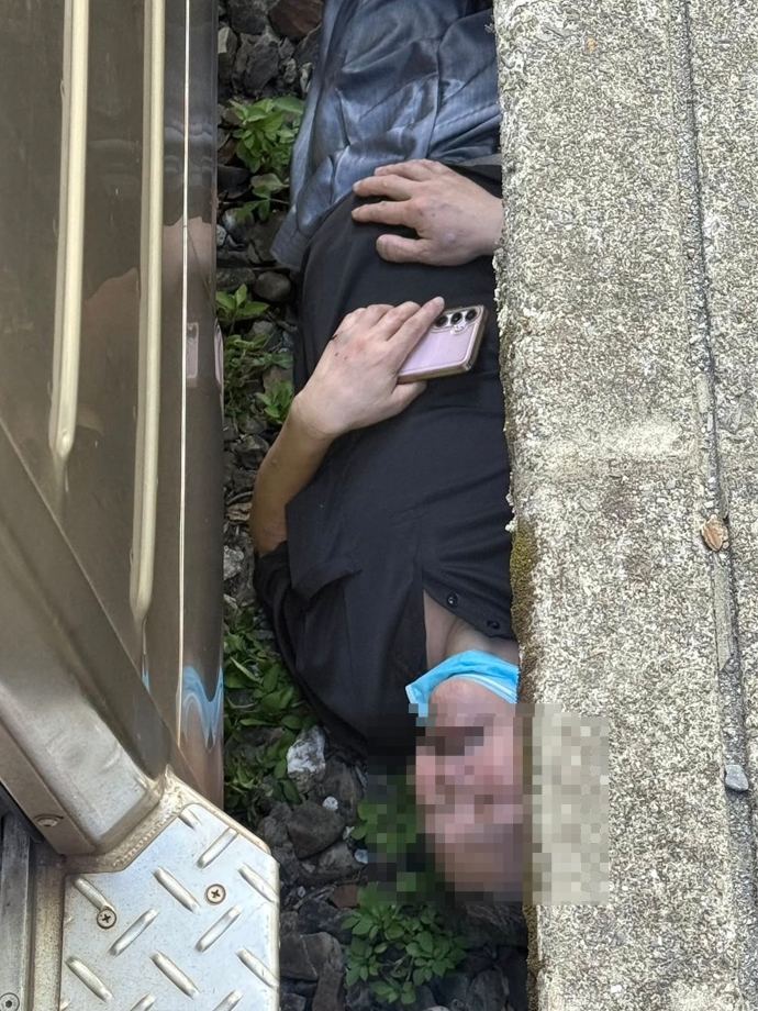 快新聞/怎麼有人躺在火車旁?宜蘭醉男跌落月台 民眾驚嚇急救人