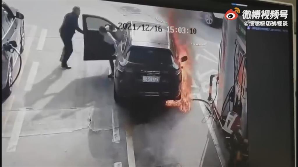 駭人！中國男拔油槍點火燒百萬休旅　車內女子驚慌竄逃