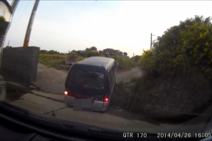 警追鐵條大盜  贓車卡陡坡遭逮