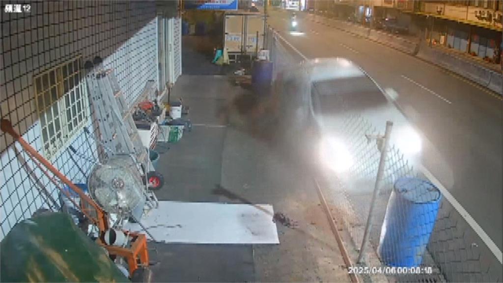 疑超車不慎直衝路旁　彰化轎車失控撞破農舍鐵門