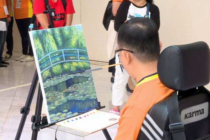 高雄長庚口足畫家聯展 咬筆繪出生命強韌