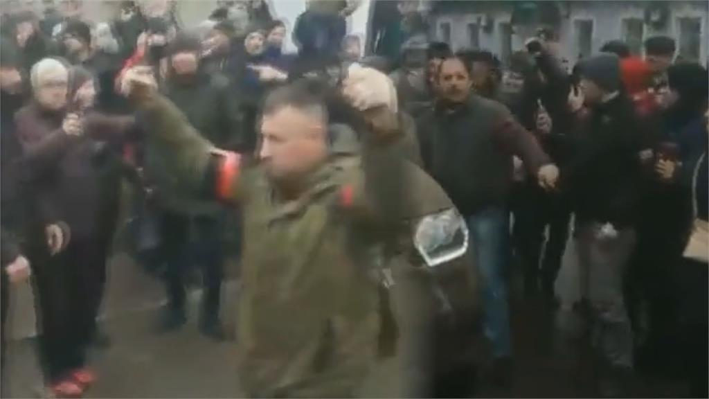 威脅投降！俄士兵高舉手榴彈深入人群　烏克蘭民眾怒斥：可恥、快滾！