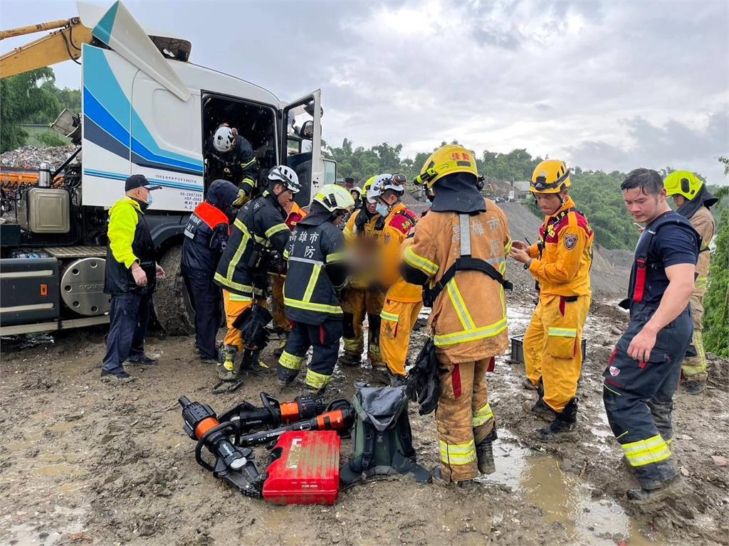 高雄砂石車車斗傾倒壓車頭　駕駛一度受困送醫搶救不治