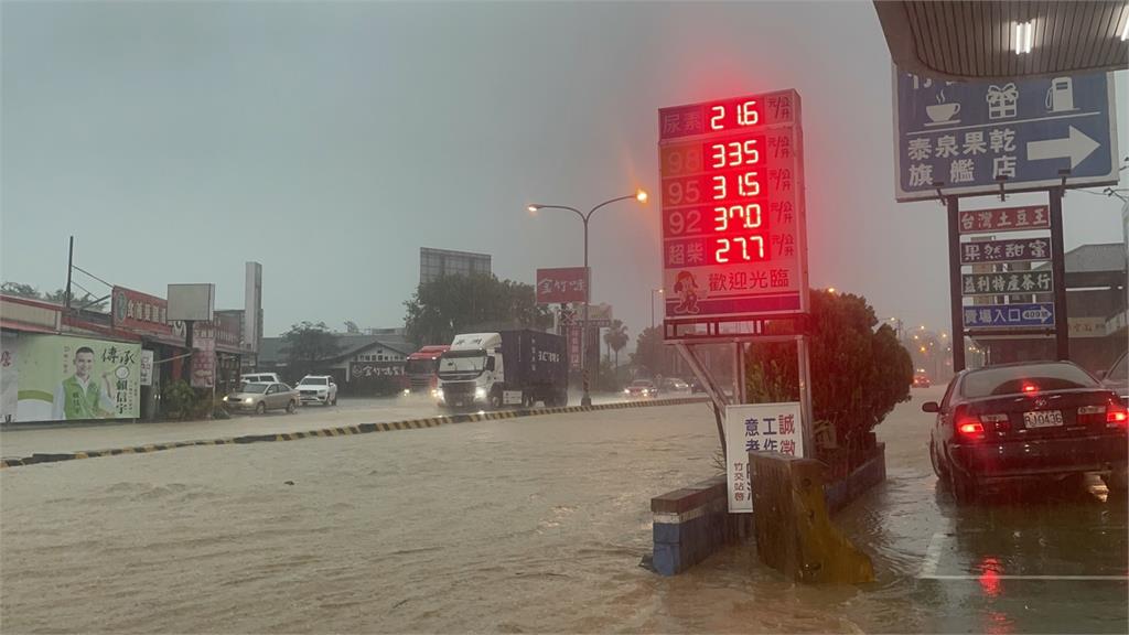 快新聞／豪雨炸南投！竹山鎮馬路成「河道」 混濁泥水淹路面