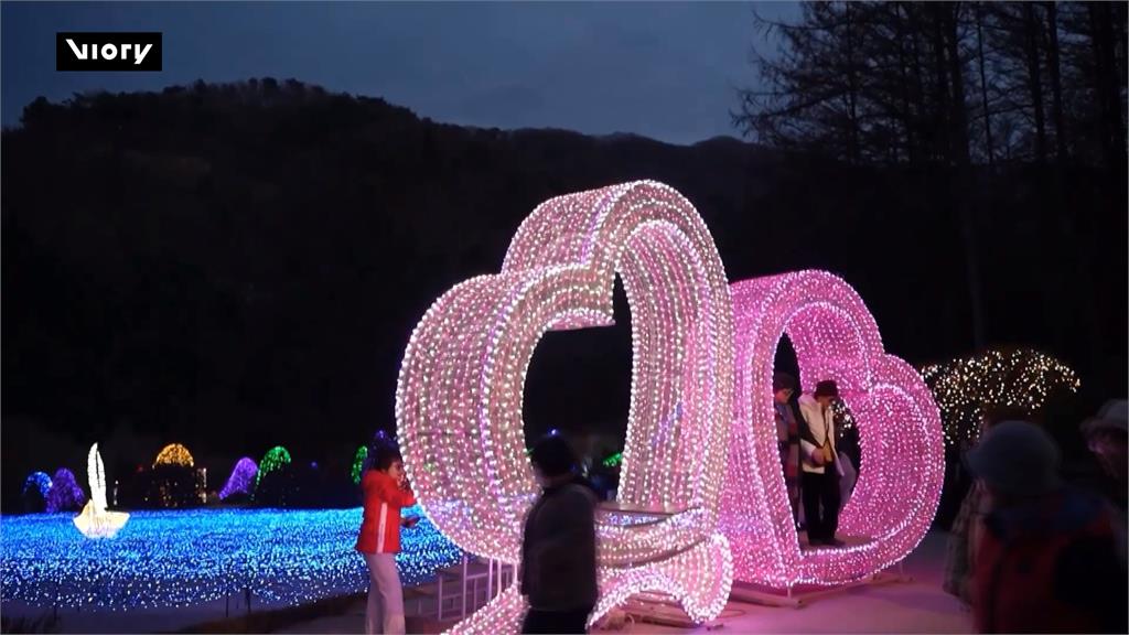 南韓加平「晨靜樹木園」燈光節閉幕　七彩LED燈點綴超夢幻