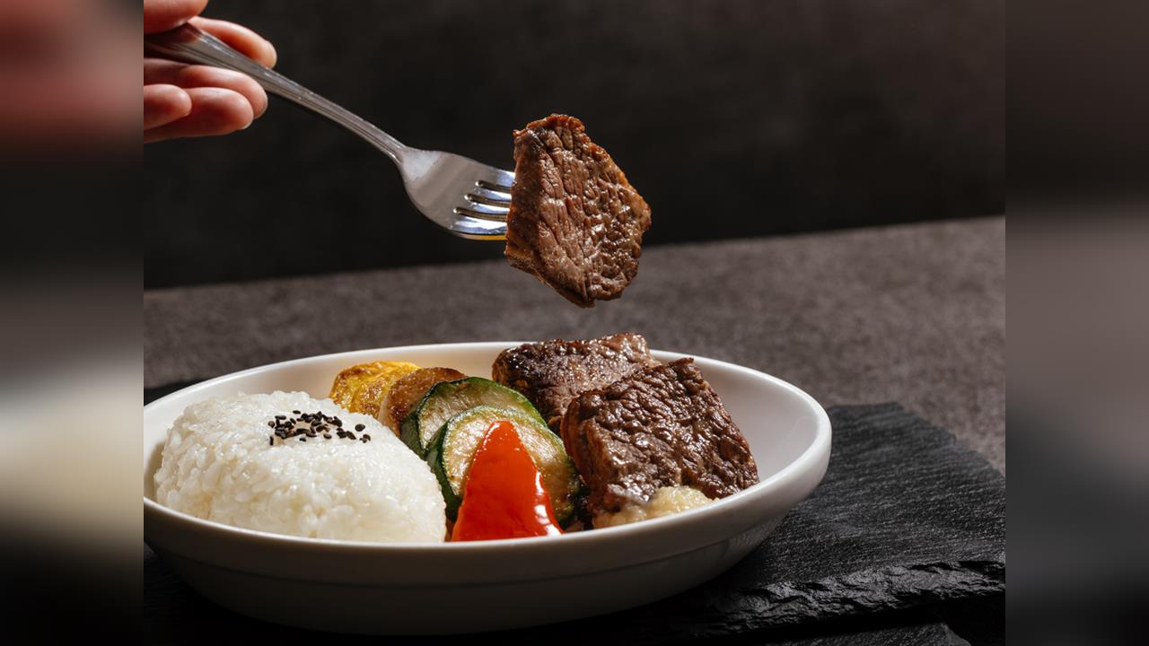 快新聞／華航聯手「大腕燒肉」推機上餐！下週起「這些航線」空中都吃得到