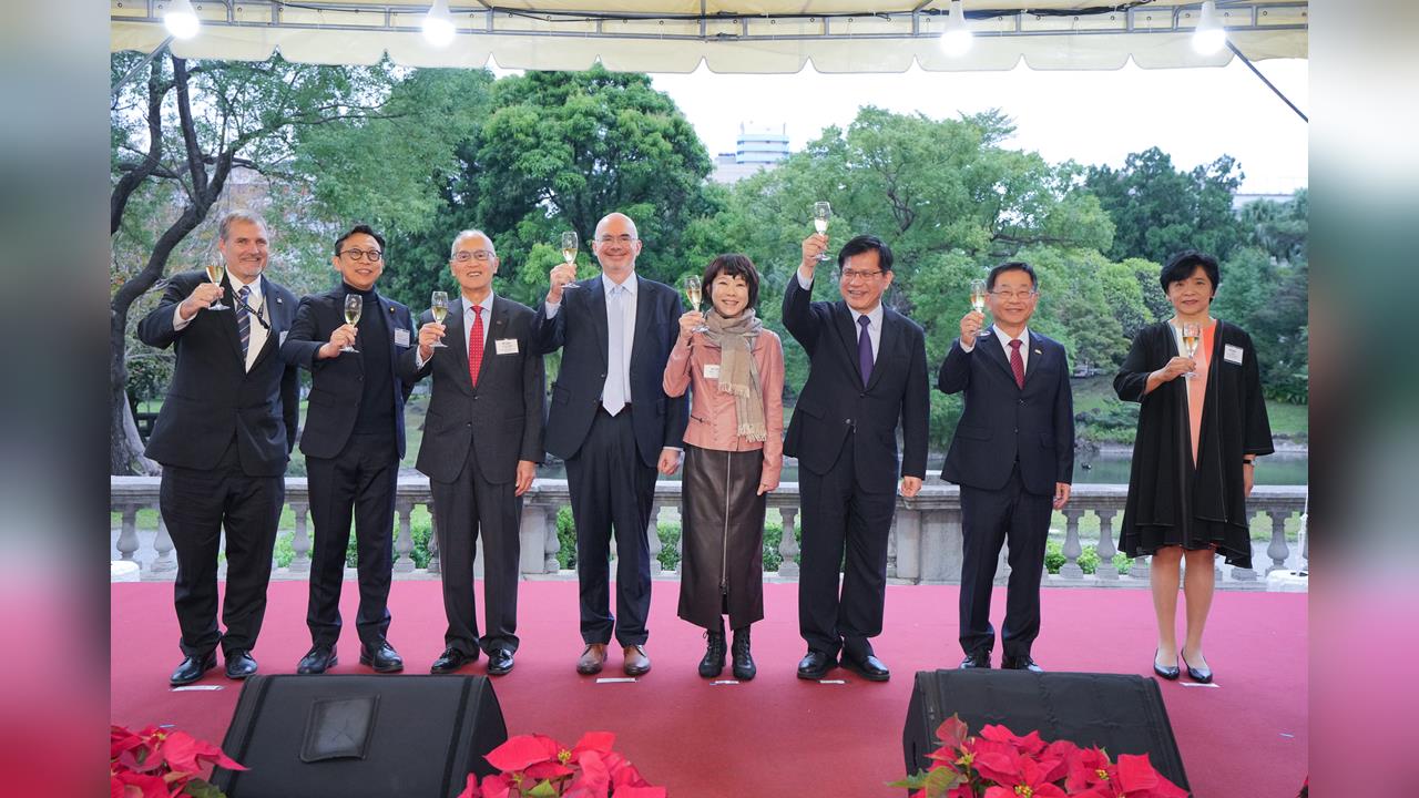 快新聞/感謝AIT力挺台灣!林佳龍同框谷立言 外籍生笑喊:學中文連滾帶爬不簡單