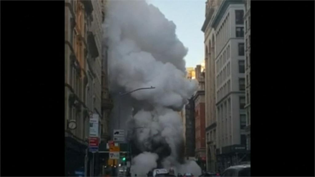 紐約第五大道管線爆炸 柏油路炸出大洞