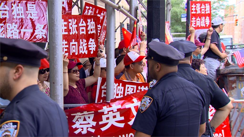 中國僑民社如影隨形抗議蔡英文 警方疑黑幫介入