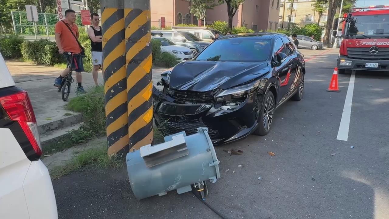 松鼠惹禍？路邊電桿突爆炸　變電箱掉落砸毀停靠轎車