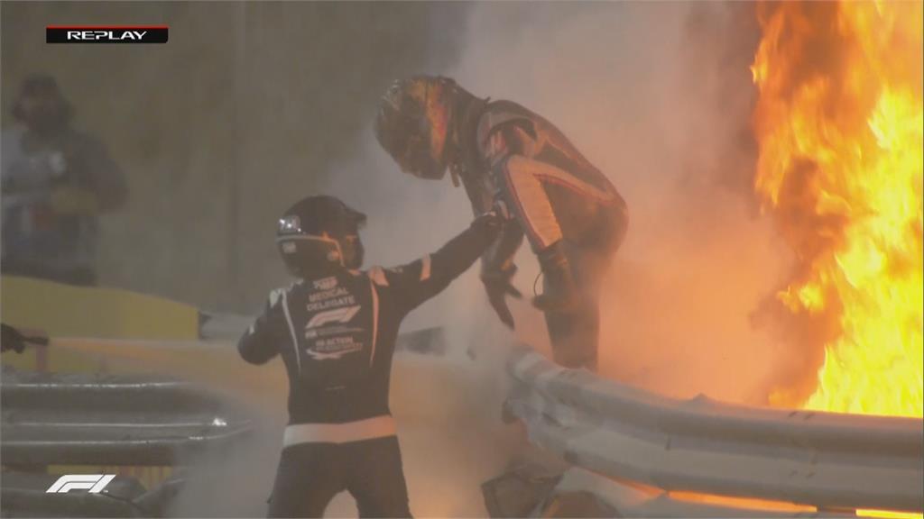 第一圈就撞護欄  F1賽車燒成火球格羅斯讓 受困10秒急爬出逃生