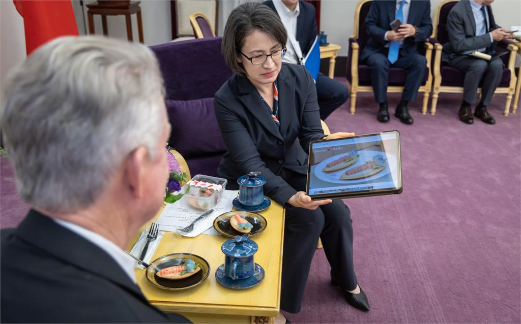 快新聞／接見美國愛達荷州經貿訪問團　蕭美琴送「這點心」象徵台美友好關係
