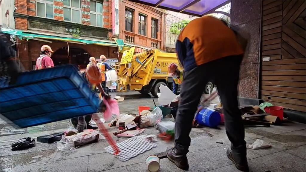 豪雨狂炸! 金山老街成「水上市場」 廟貢雞變落湯雞