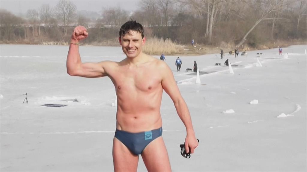 95秒冰湖潛泳80.9公尺 捷克潛水選手創紀錄