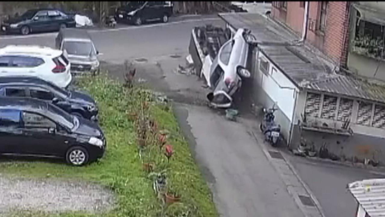 基隆驚悚車禍！　轎車過彎失控「飛起來」撞３車再撞民宅