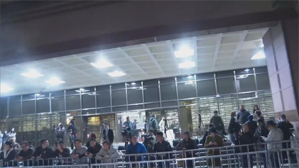 LIVE／柯文哲是否接續羈押開庭中　小草集結北檢現場直擊