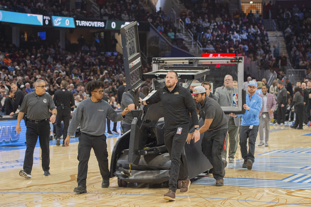 NBA(影)/騎士主場籃框壞比賽延後 Jarrett Allen秀絕技娛樂球迷