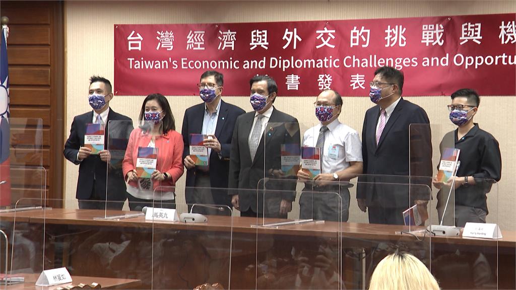 陳以信新書「台灣經濟與外交的挑戰與機會」 偕學者探討台灣未來走向