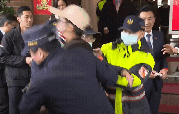 快新聞／韓國瑜發春聯遇抗議！她領完春聯喊「毀憲亂政」　男子怒脫露紅內褲畫面曝