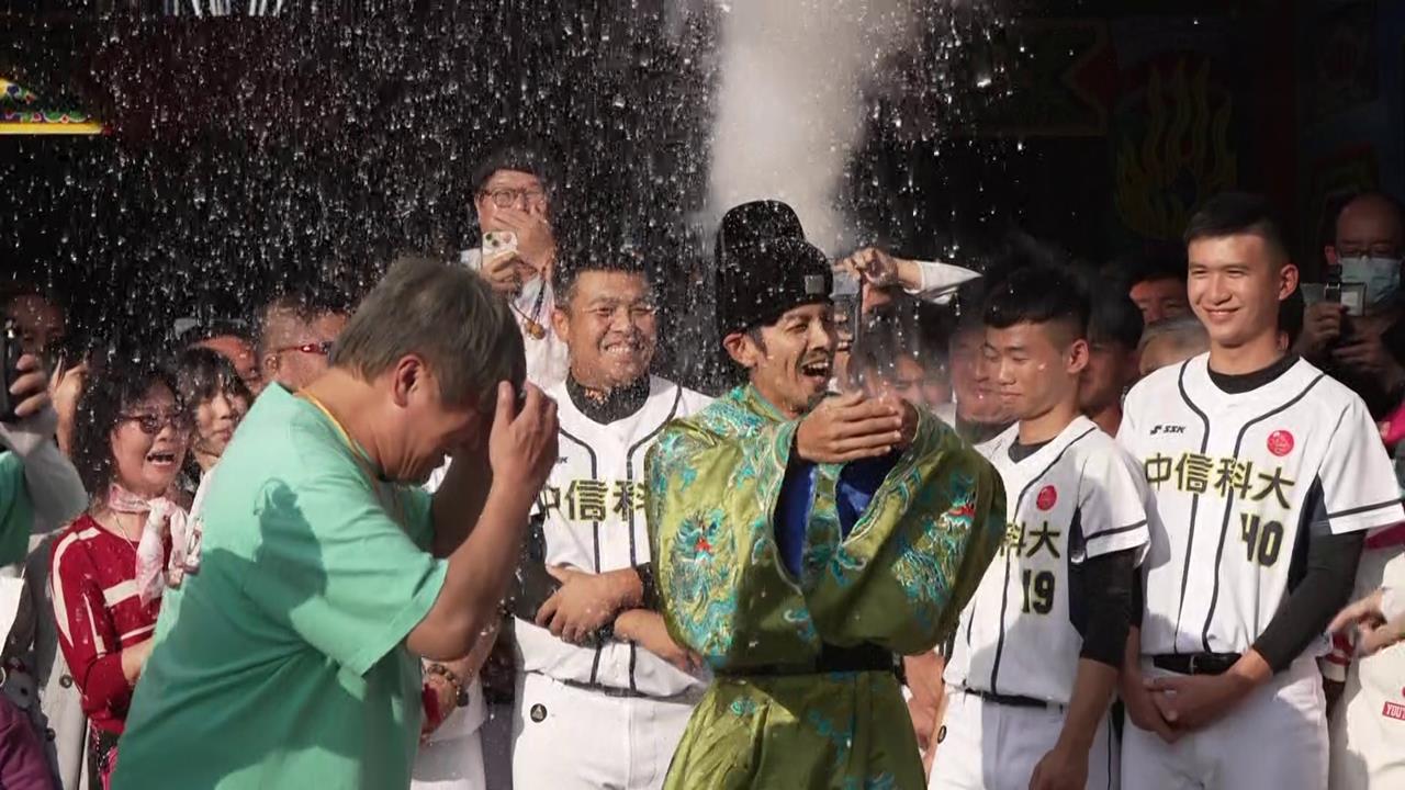 高人氣啦啦隊女神「核彈芭比」金賢姈火辣熱舞爆發成為全場焦點