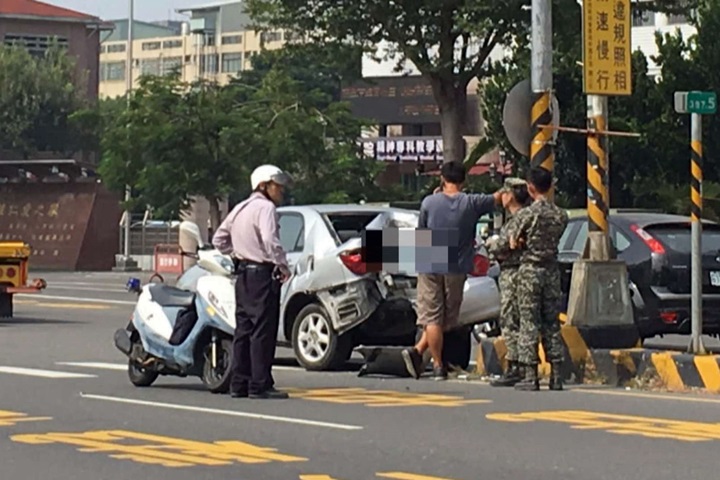 轎車被軍用卡車撞 180度回轉撞分隔島才停下