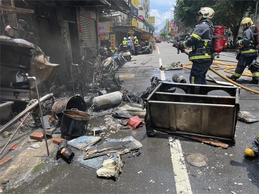 快新聞／三重麵店火警！疑機車勾到瓦斯桶釀禍　2人送醫