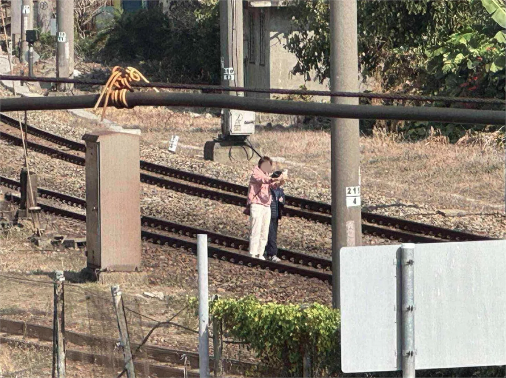 女遊客帶孩闖彰化火車站鐵軌自拍！　鐵道迷目擊嚇呆：超危險