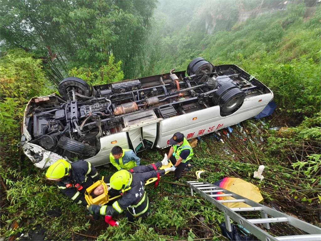 合歡山中巴翻車16傷！司機無照還有97張罰單未繳　罰金高達66萬元