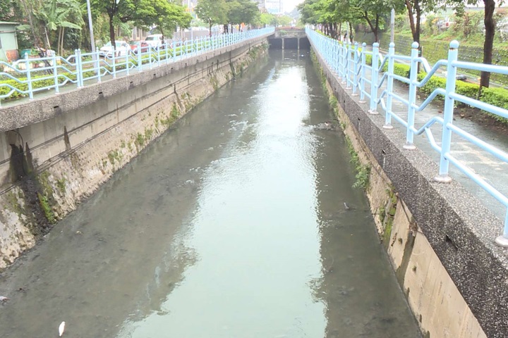 醉女跌落排水溝 警消吊救送醫無礙