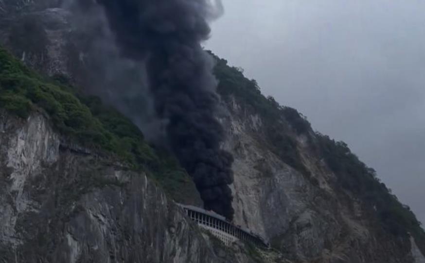 快新聞／鋼筋切除不慎引燃廢輪胎！　蘇花路廊「冒濃濃黑煙」道路封閉管制