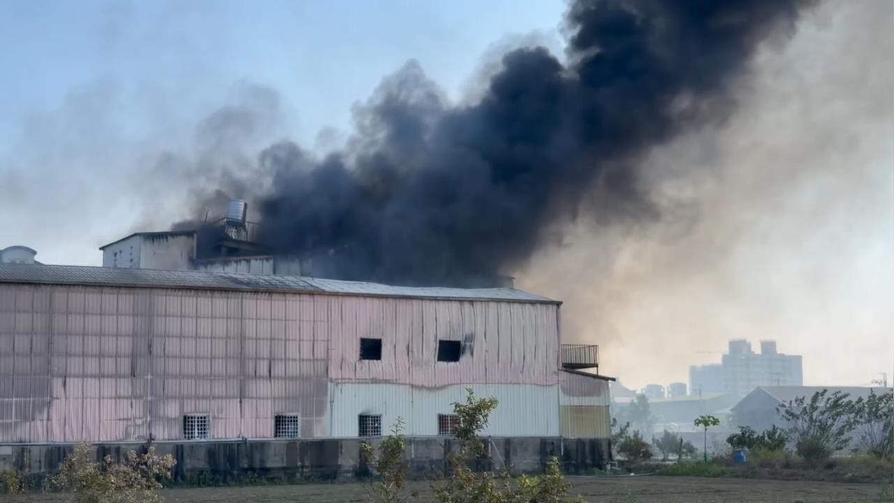 快新聞/台南新化模具工廠大火!滾滾黑煙沖天 駭人畫面曝光了